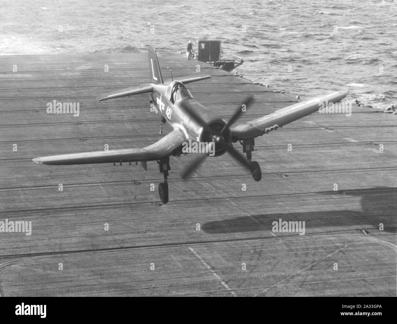 F4U-4 di VA-74 lo sbarco a bordo della USS Mare delle Filippine (CV-47) 1949. Foto Stock