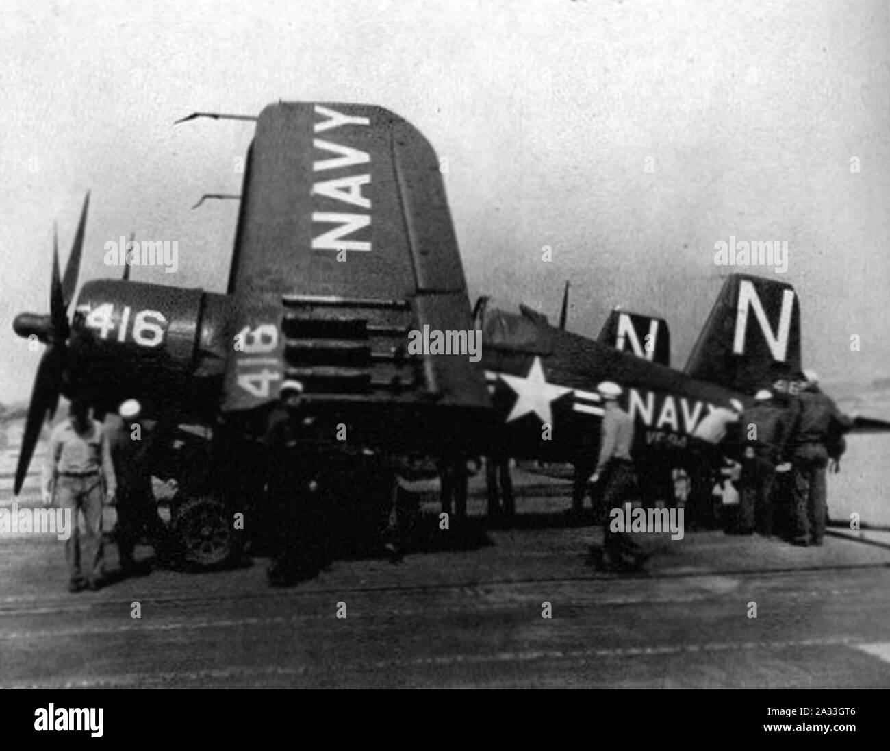 F4U-4 di VF-94 sulla USS Mare delle Filippine (CVA-47) 1953. Foto Stock