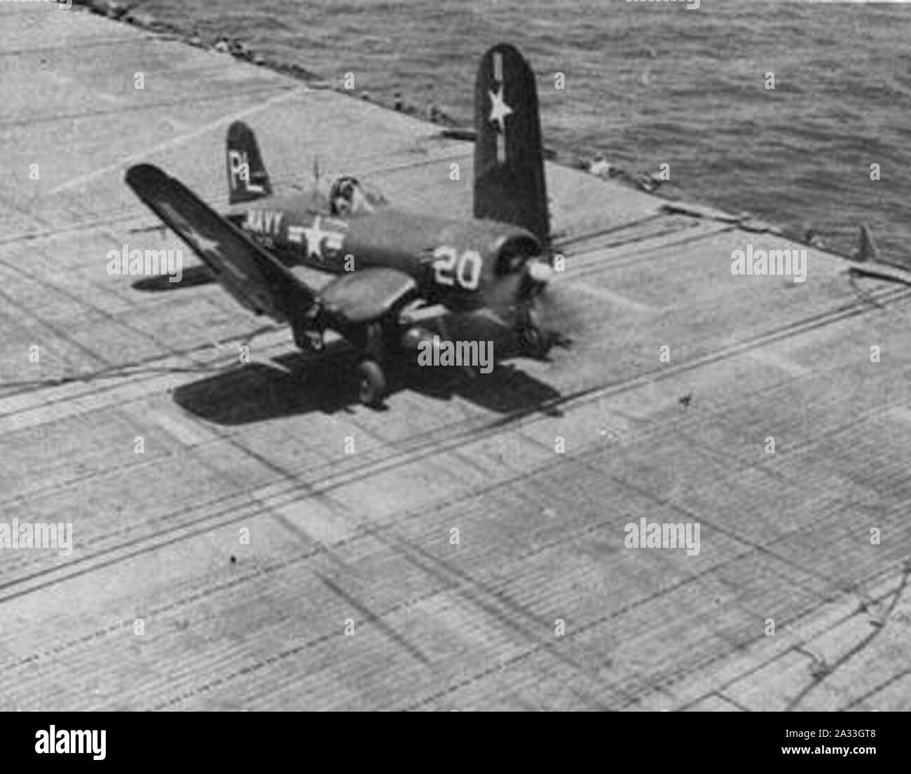 F4U-5P Corsair di VC-62 ali ripiegabili a bordo della USS Leyte (CV-32) circa nel 1950. Foto Stock