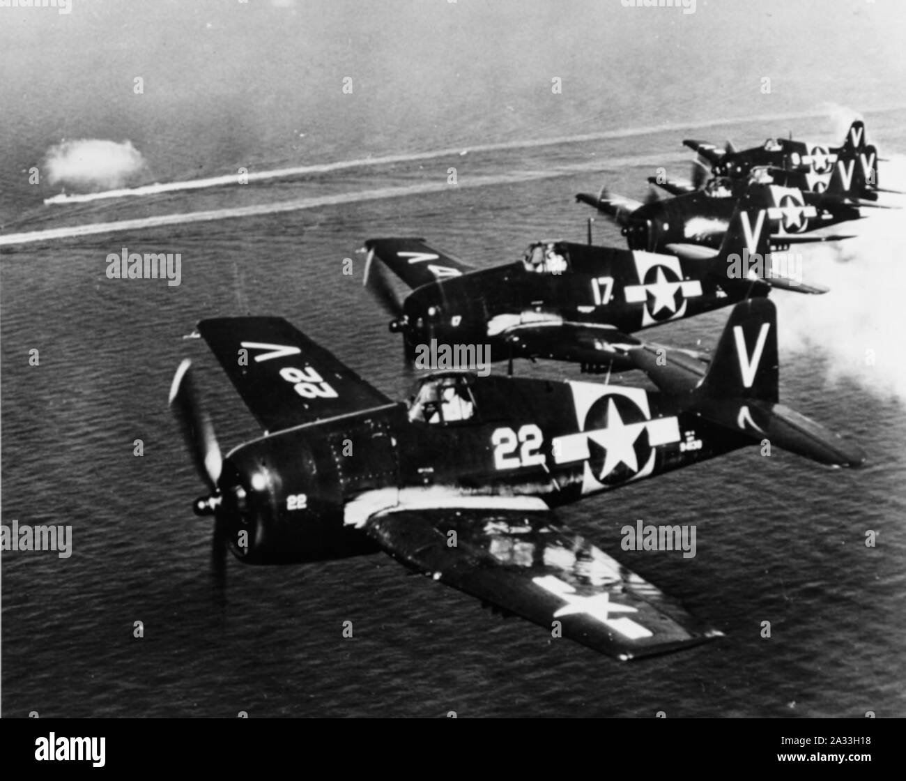 F6F-5 Hellcats dalla base navale di riserva d'aria Glenview in volo verso la fine degli anni quaranta. Foto Stock