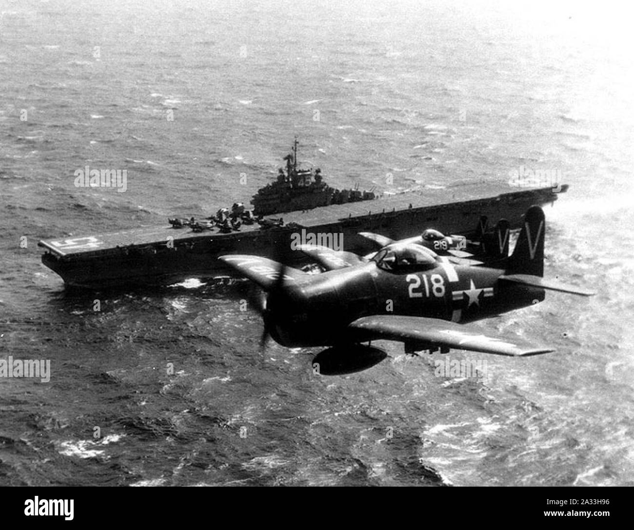 F8F-1 Bearcats di VF-12A volare oltre la USS Valley Forge (CV-45) il 28 aprile 1948. Foto Stock