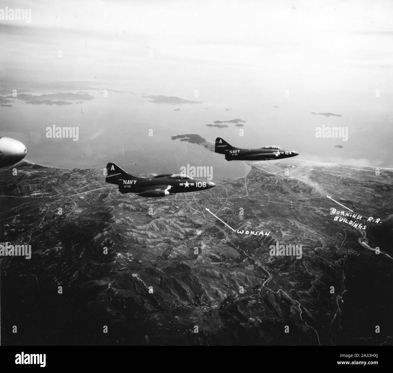 F9F-2 Panthers della VF-721 in volo su Wonsan, Corea, il 6 giugno 1951 (80-G-432307). Foto Stock