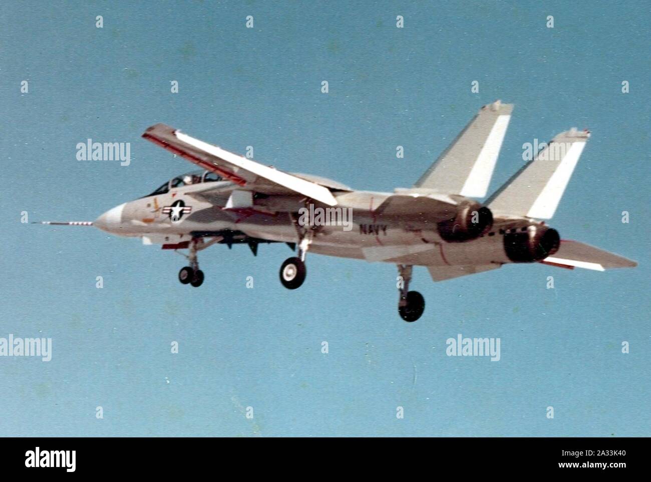 F-14un prototipo di Tomcat in volo con extended landing gear c1971. Foto Stock