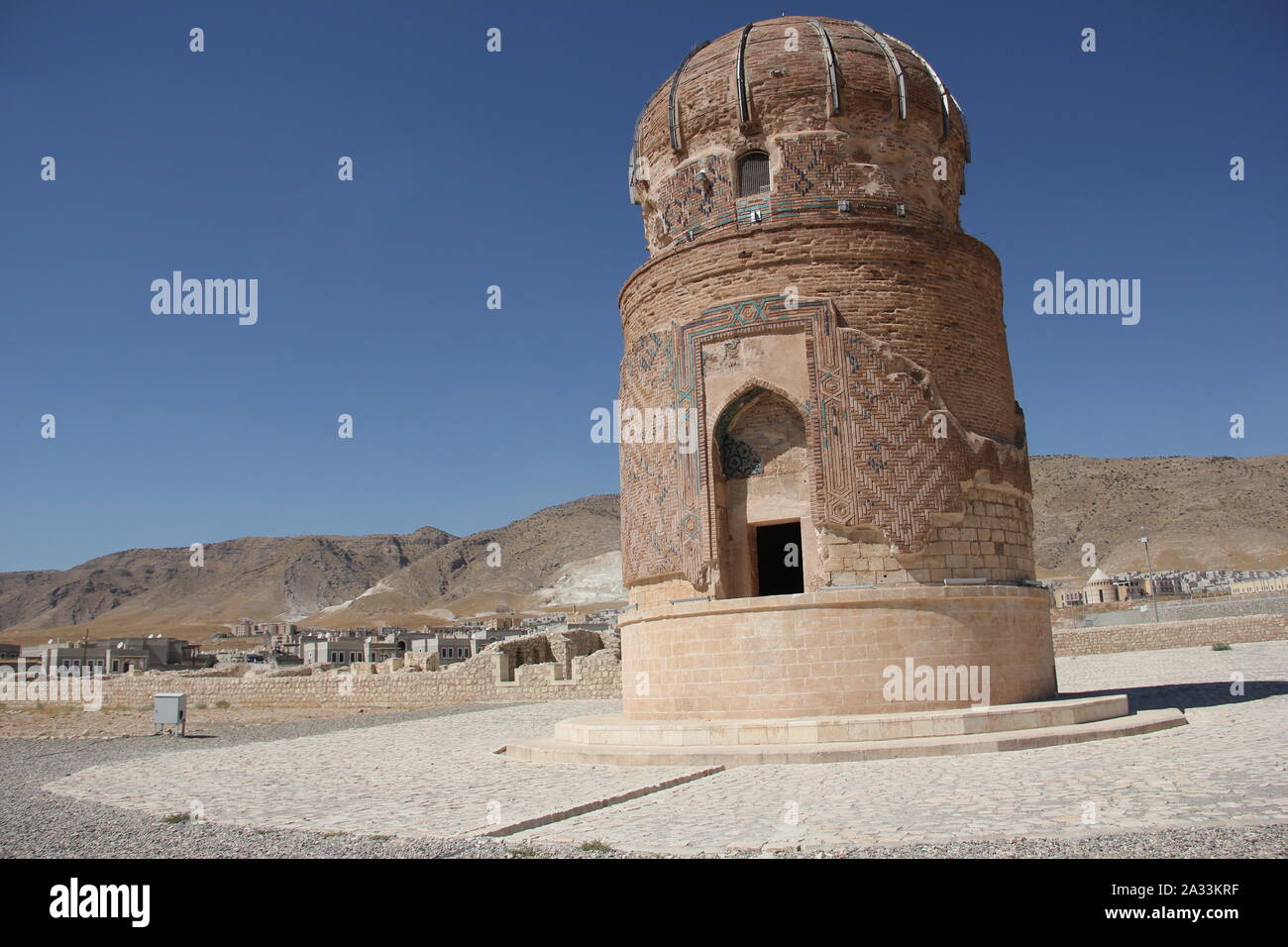 Hasankeyf, Turchia. 09Sep, 2019. La tomba Zeynel-Bey dal XV secolo in un cosiddetto parco archeologico della nuova città di Hasankeyf. Essa era già stata spostata dalla sua posizione precedente nell'antico insediamento di Hasankeyf dal caricatore basso nel 2017. Il Hasankeyf, presumibilmente abitato per 12.000 anni, affonderà sotto il livello di acqua di un enorme serbatoio entro la fine dell'anno al più tardi - da allora, secondo fonti locali, otto monumenti sono stati reinsediati. Credito: Christine-Felice Röhrs/dpa/Alamy Live News Foto Stock