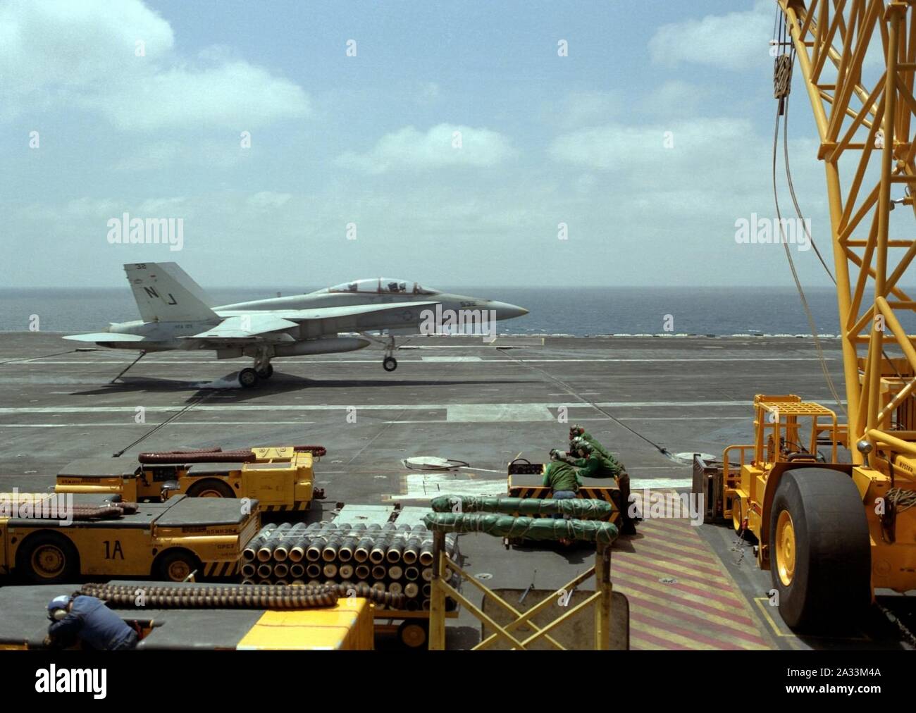 F-18B VFA-125 sbarco sulla USS Carl Vinson (CVN-70) 1984. Foto Stock