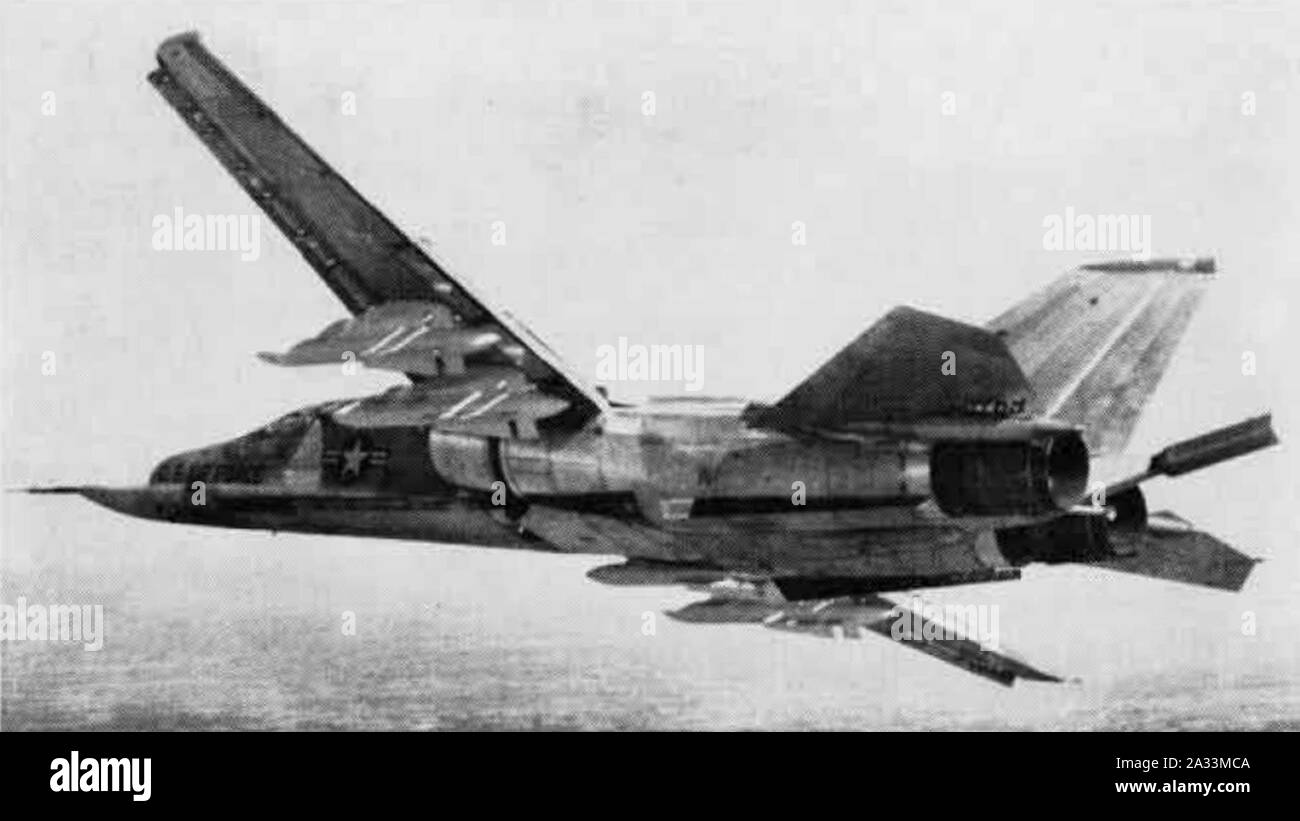 F-111un prototipo con missili dummy in volo nel 1965. Foto Stock