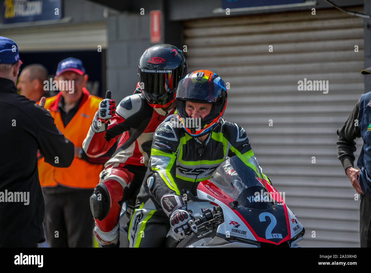 Phillip Island, Victoria, Australia. 05 Ottobre 2019 - Australian campionati Superbike Round sei da Phillip Island Grand Prix Circuit, pit lane- ASBK Pillion Rides.Mondo Endurance e Campione del Mondo Superbike Steve Martin dà un memeber del pubblico una corsa che non dimenticheranno mai.Immagine di credito - Brett Keating Alamy Live news. Foto Stock