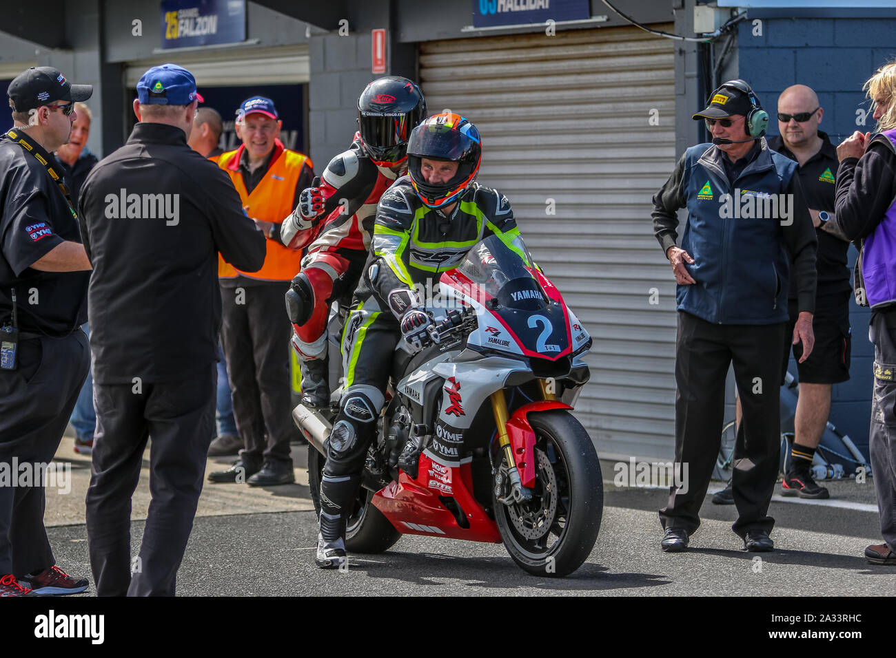 Phillip Island, Victoria, Australia. 05 Ottobre 2019 - Australian campionati Superbike Round sei da Phillip Island Grand Prix Circuit, pit lane- ASBK Pillion Rides.Mondo Endurance e Campione del Mondo Superbike Steve Martin dà un memeber del pubblico una corsa che non dimenticheranno mai.Immagine di credito - Brett Keating Alamy Live news. Foto Stock