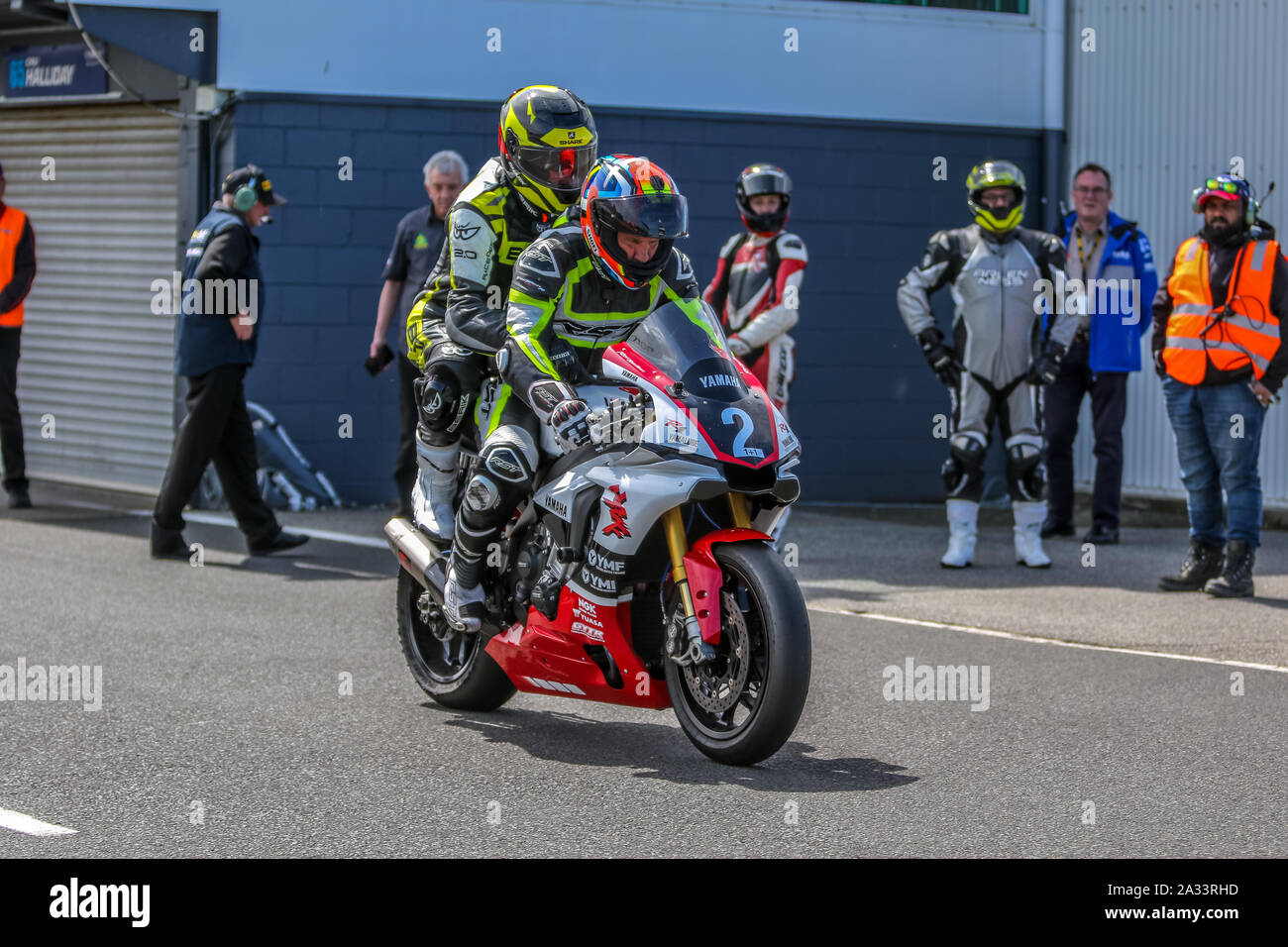 Phillip Island, Victoria, Australia. 05 Ottobre 2019 - Australian campionati Superbike Round sei da Phillip Island Grand Prix Circuit, pit lane- ASBK Pillion Rides.Mondo Endurance e Campione del Mondo Superbike Steve Martin dà un memeber del pubblico una corsa che non dimenticheranno mai.Immagine di credito - Brett Keating Alamy Live news. Foto Stock