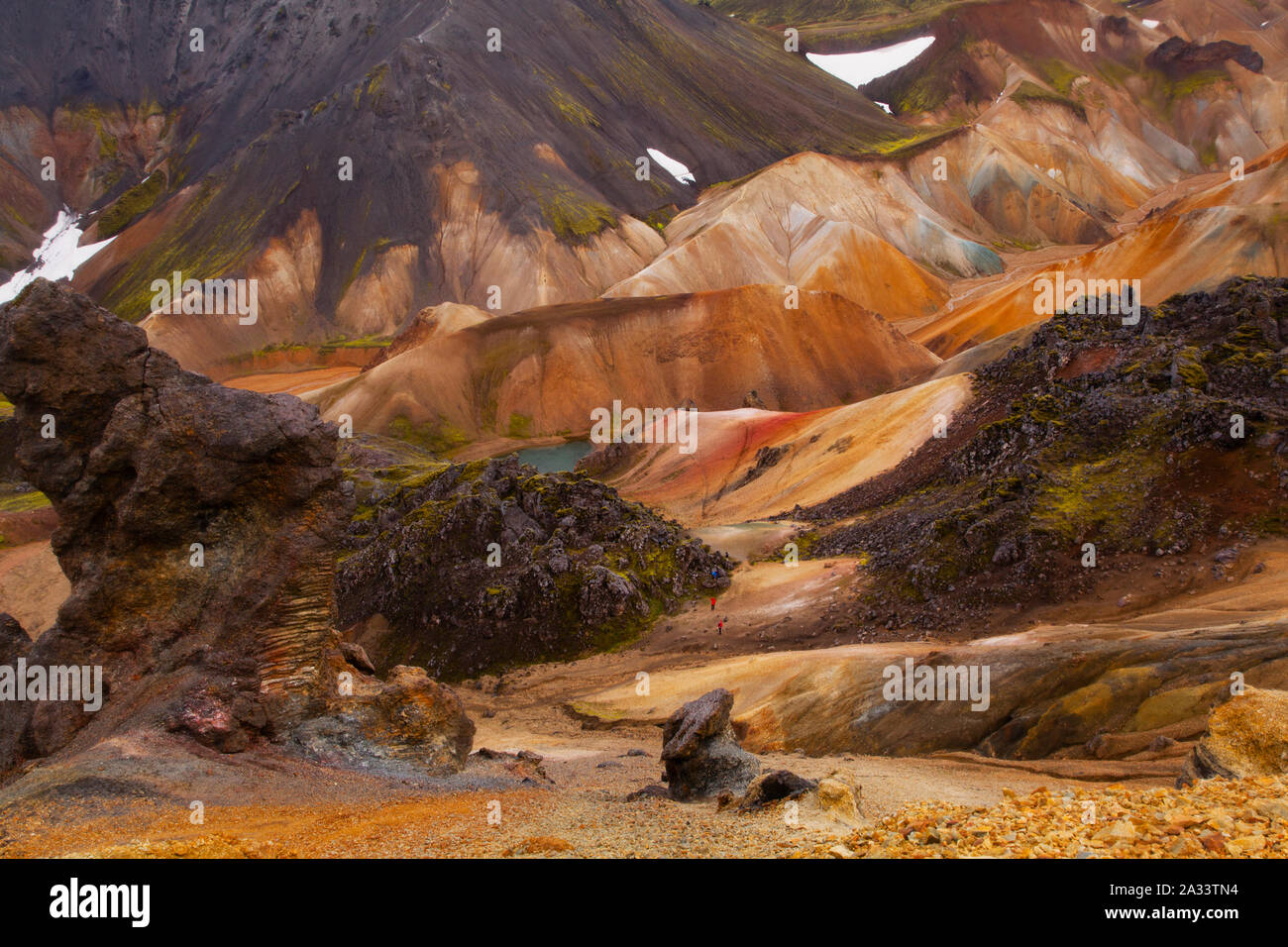 Gli escursionisti nel paesaggio surreale a Landmannalaugar, Islanda Foto Stock