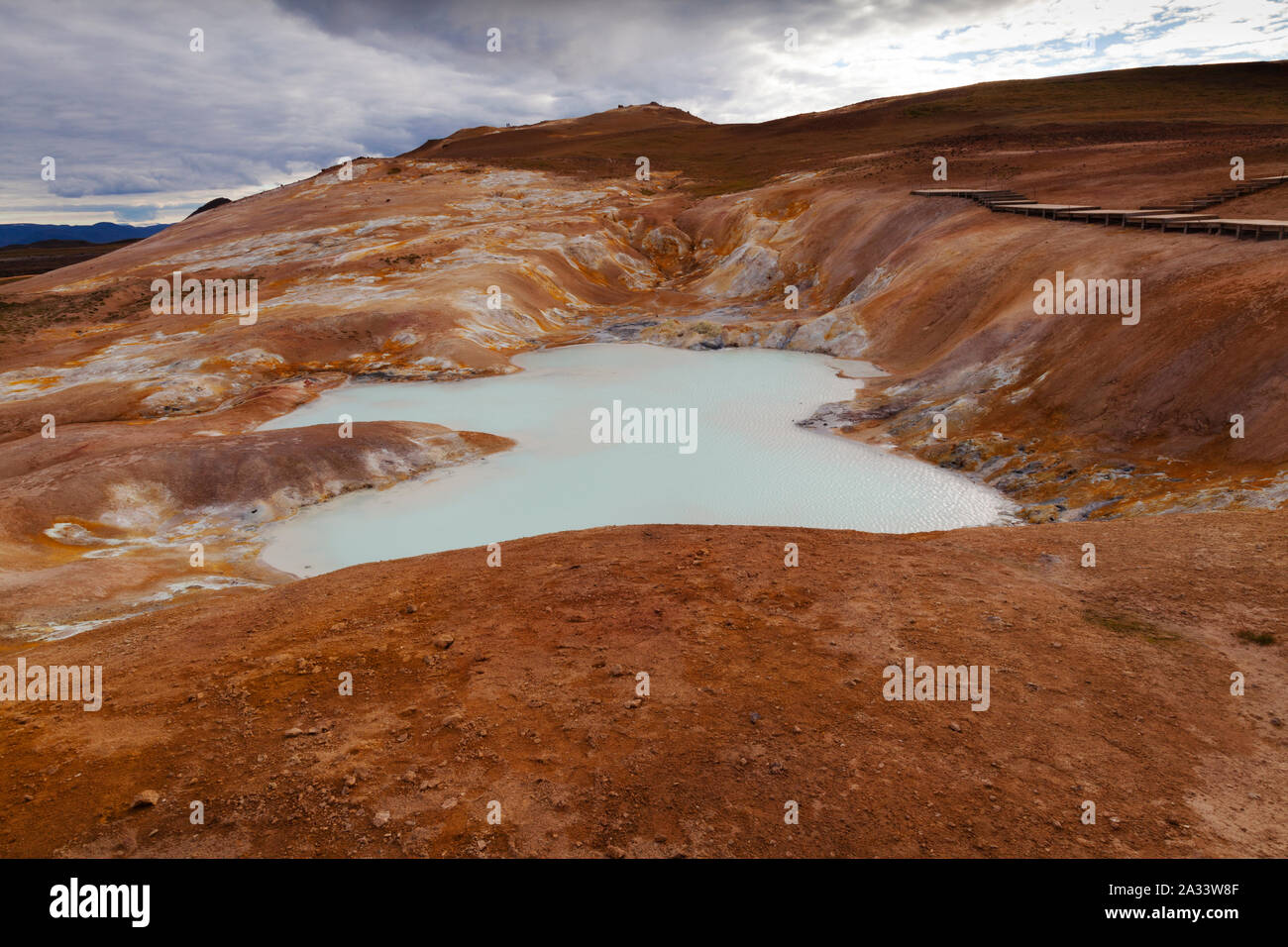 Islanda - stagno in Leirhnjukar campo di lava, Krafla area geotermica Foto Stock