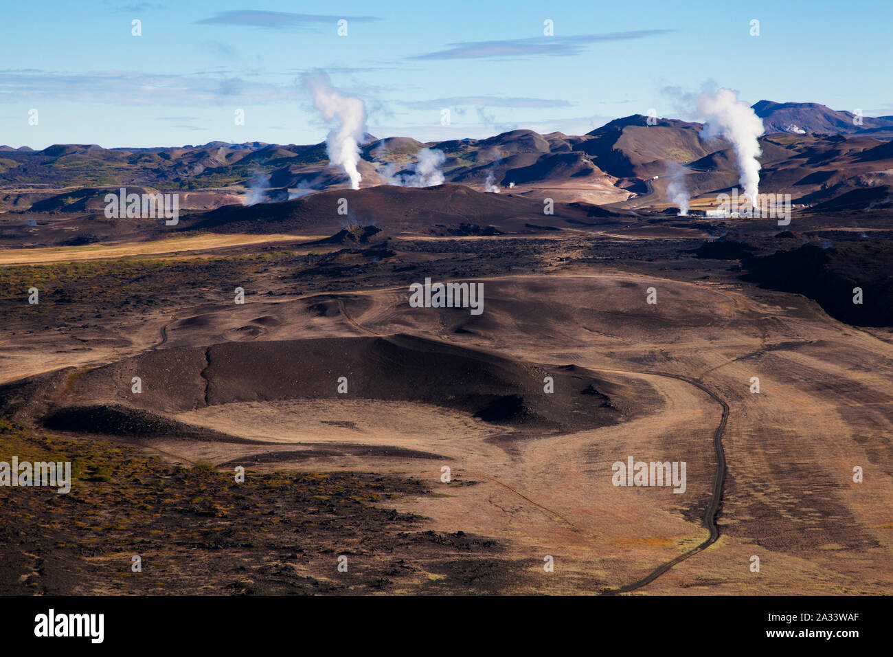 Paesaggio vulcanico con Krafla power plant in background, Islanda Foto Stock