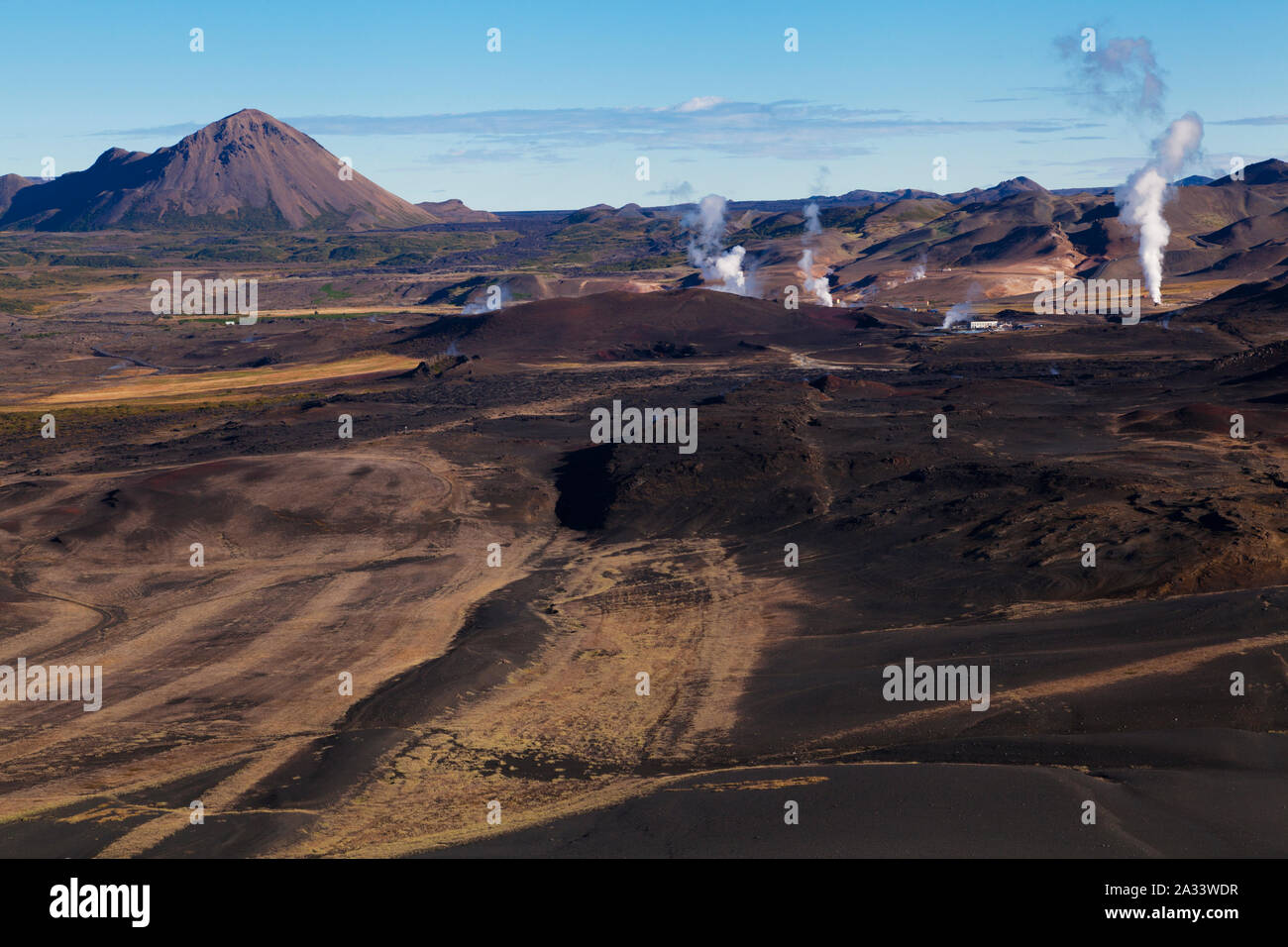 Paesaggio vulcanico con Krafla power plant in background, Islanda Foto Stock