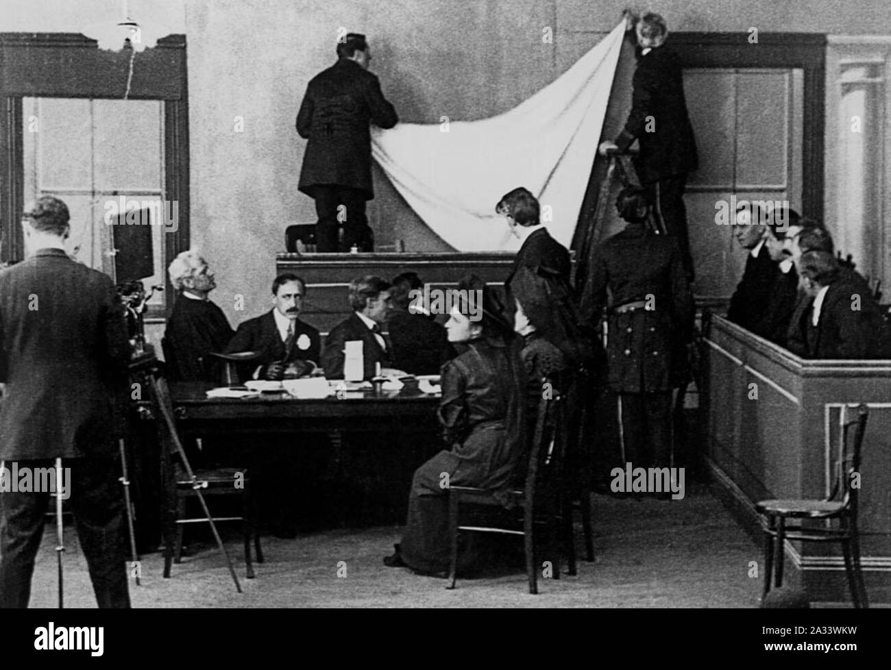 Falsamente accusato! (1908), il film ancora con David W. Griffith (uomini di sinistra con schermo). Foto Stock