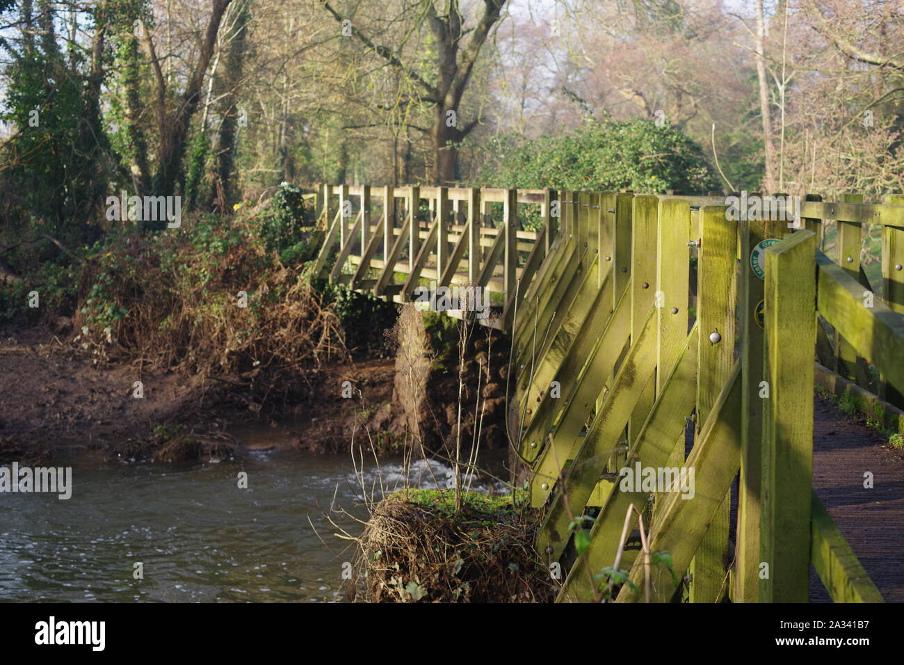 Ponticello di legno su un mulino abbandonato Leat su un giorno inverni, Contessa Weir Mill, Fiume Exe, Exeter, Devon, Regno Unito. Foto Stock