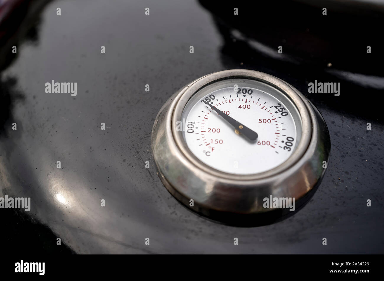 Il termometro sulla griglia mostra la temperatura. Close-up. Foto Stock
