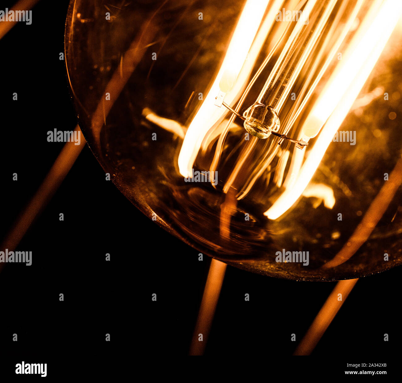 Vista dettagliata del tungsteno retrò Lampadina isolati su sfondo nero Foto Stock