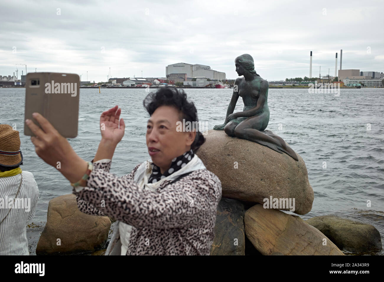 Langelinie, Copenaghen, Danimarca, turisti cinesi autoritratto con Little Mermaid è una statua di bronzo da Edvard Eriksen, raffigurante una sirena essere Foto Stock