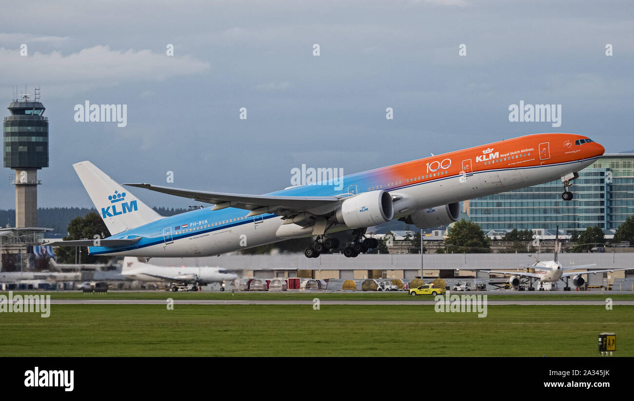 Richmond, British Columbia, Canada. 3° Ott, 2019. Una KLM Royal Dutch Airlines Boeing 777-300ER (PH-BVA) wide-body jet aereo di linea, dipinta in speciale ''Orange orgoglio'' livrea e la visualizzazione di un 100 Anniversario decalcomania, decolla dall'Aeroporto Internazionale di Vancouver. Credito: Bayne Stanley/ZUMA filo/Alamy Live News Foto Stock