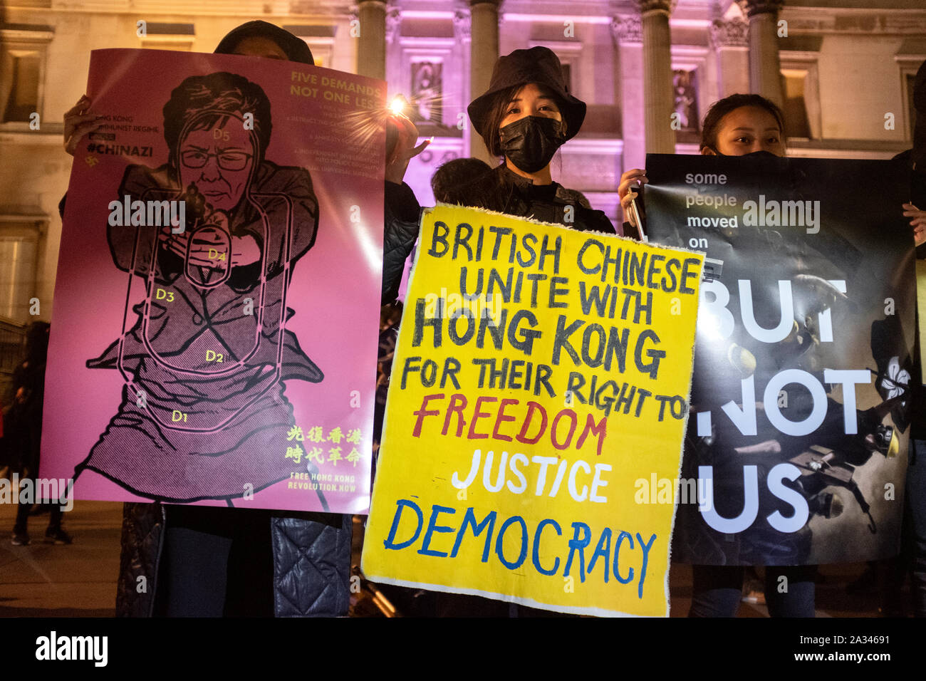 Londra, Regno Unito. 04 ott 2019. Manifestanti tenere cartelloni durante la dimostrazione.manifestanti hanno aderito a Trafalgar Square per la domanda di democrazia e di giustizia a Hong Kong e che protestavano contro l' attuazione di nuove disposizioni legislative da parte del governo di Hong Kong che vietato indossare le maschere di manifestanti in una protesta pubblica. Credito: SOPA Immagini limitata/Alamy Live News Foto Stock