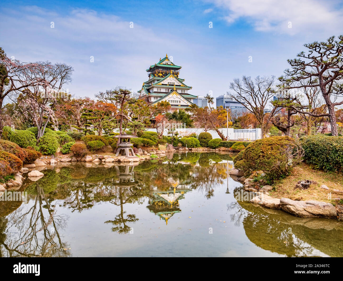 Il mantenere principale del Castello di Osaka, Osaka, Giappone, che si riflette in una piscina nel parco. Foto Stock