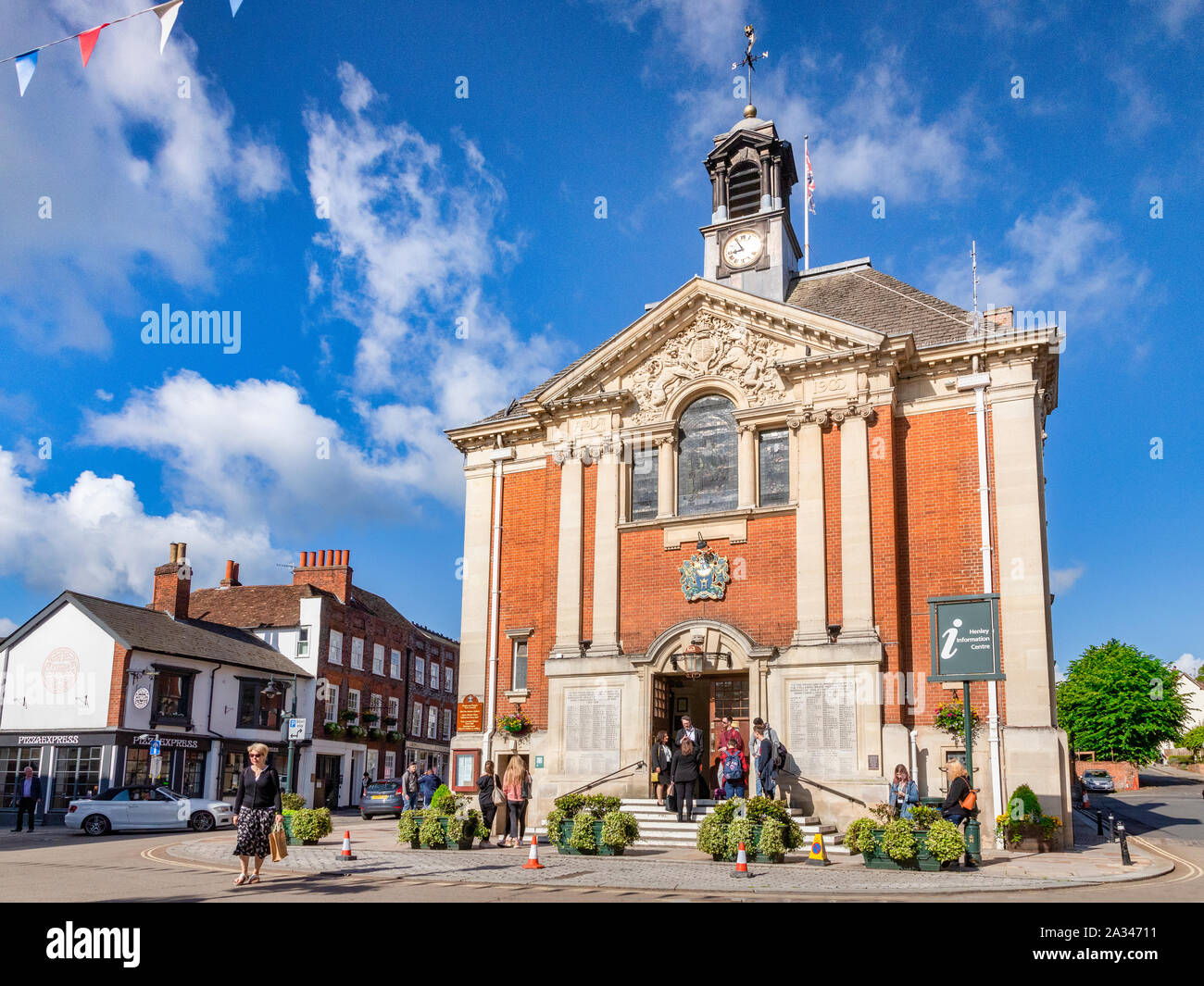 6 Giugno 2019: Henley on Thames,Oxfordshire - Il Municipio, con persone riuniranno all'esterno, su una bella luminosa giornata estiva. Essa è datata 1900. Foto Stock