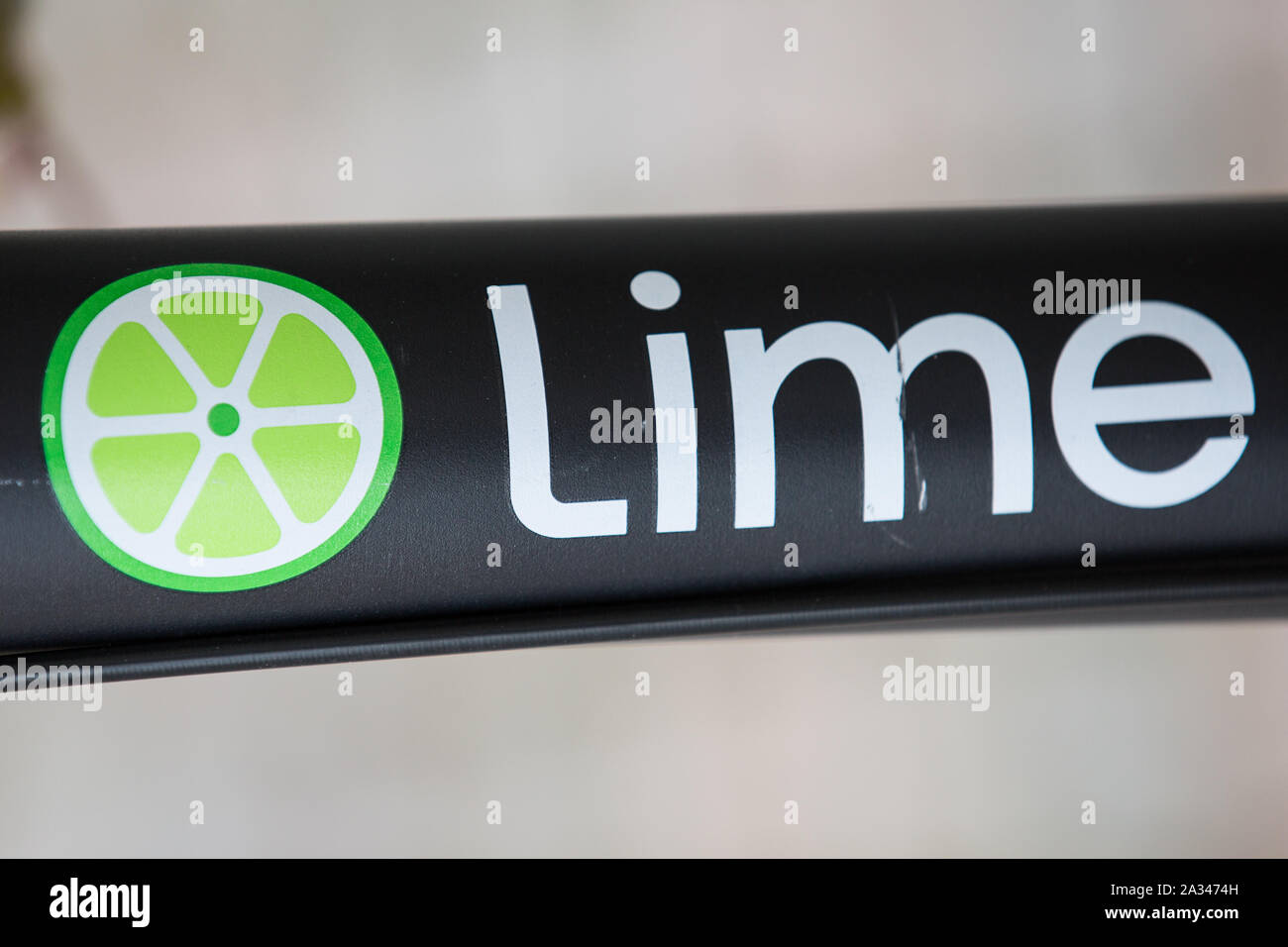 Logo e nome della marca visto su la calce scooter elettrici a Göteborg. Foto Stock