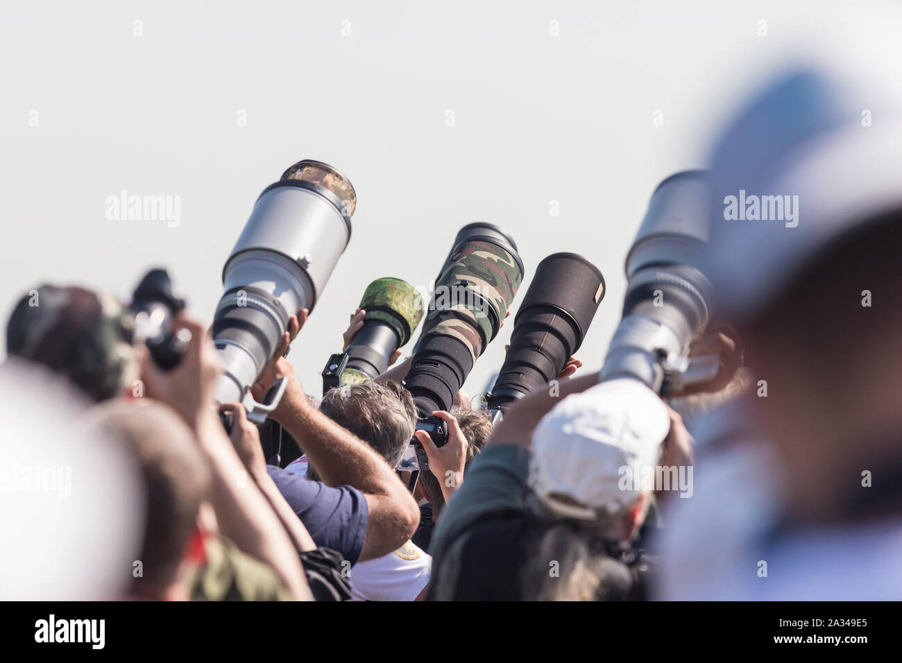 29 agosto 2019 MOSCA, RUSSIA: fotografi di scattare le foto degli aerei - molti obiettivi professionali sono diretti verso l'alto. Metà shot Foto Stock