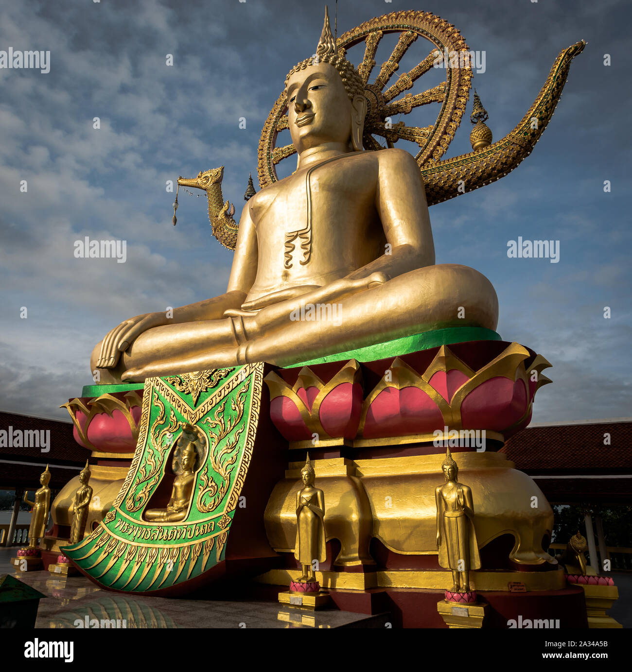 Grande statua del Buddha al Wat Phra Yai tempio con cielo blu al mattino su Koh Samui, Suratthani, Thailandia Foto Stock