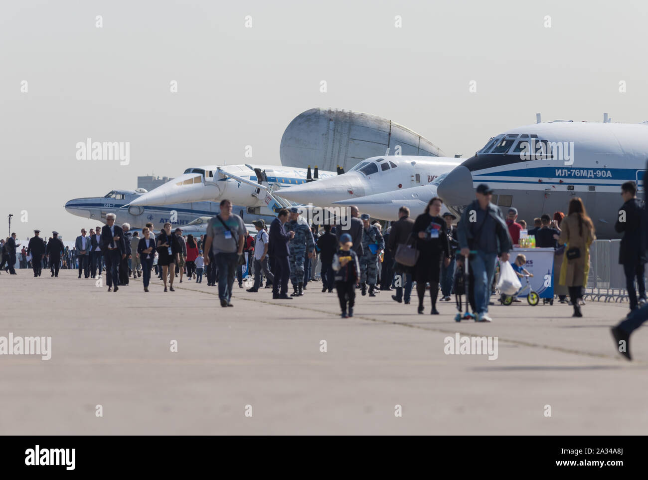 29 agosto 2019 MOSCA, RUSSIA: una all'aperto bussines aereo exposition - la gente camminare e guardando i piani. Metà shot Foto Stock