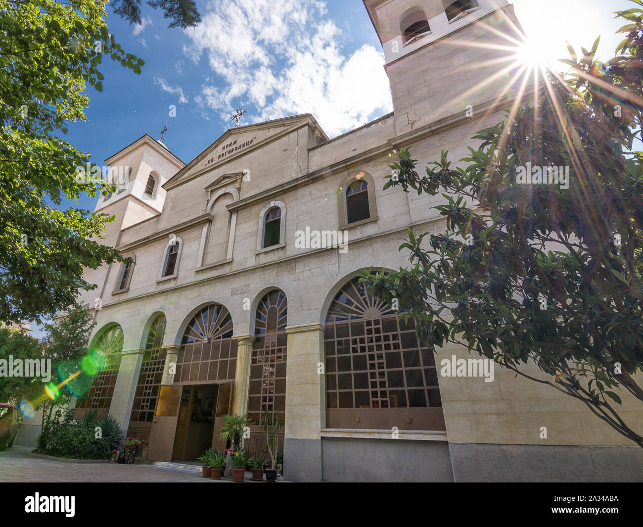 Chiesa di San Bogoroditsa retroilluminato con Sun in Burgas, Bulgaria Foto Stock