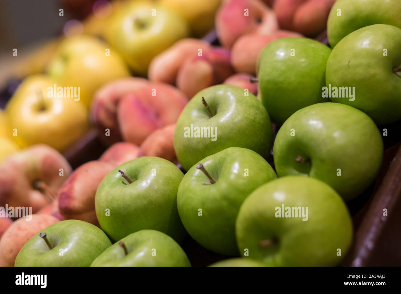 In prossimità di alcuni tipi di frutta come la mela verde e rosso peachs - supermercato di frutta - nessuno alla foto Foto Stock