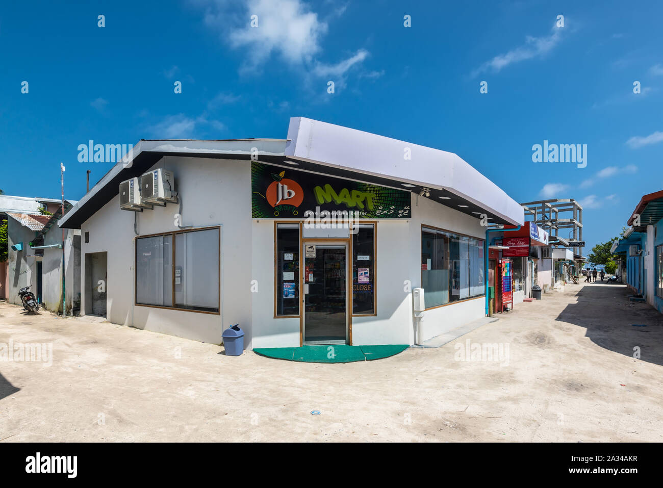 Isola di Maafushi, Maldive - Novembre 17, 2017: un negozio su una delle strade principali della piccola soleggiata Maafushi tropicale isola, Maldive in Ocea indiano Foto Stock