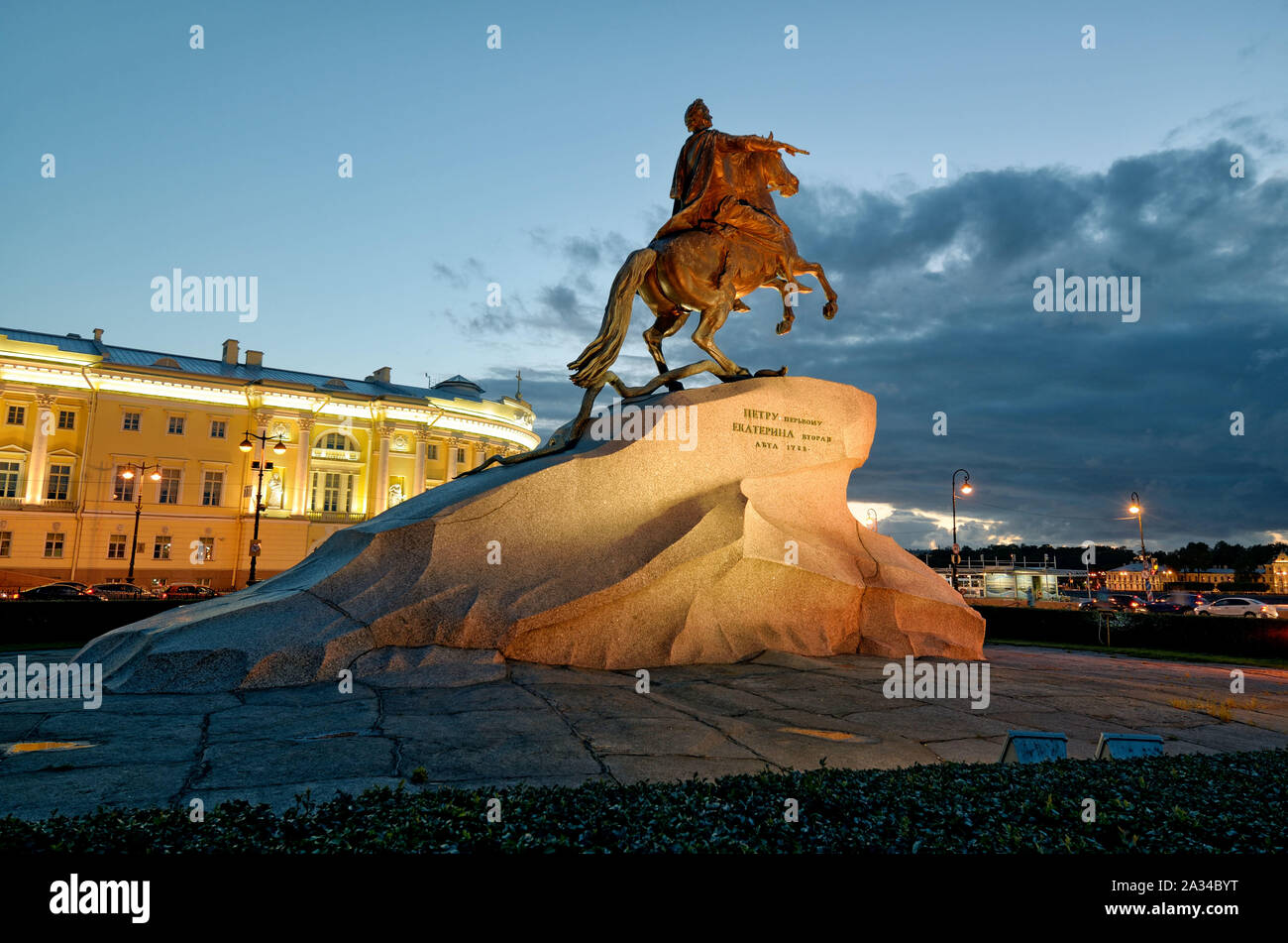 San Pietroburgo.Russia.settembre.06.2019.Un monumento alla zar Pietro il Grande notte illuminata da proiettori. Foto Stock