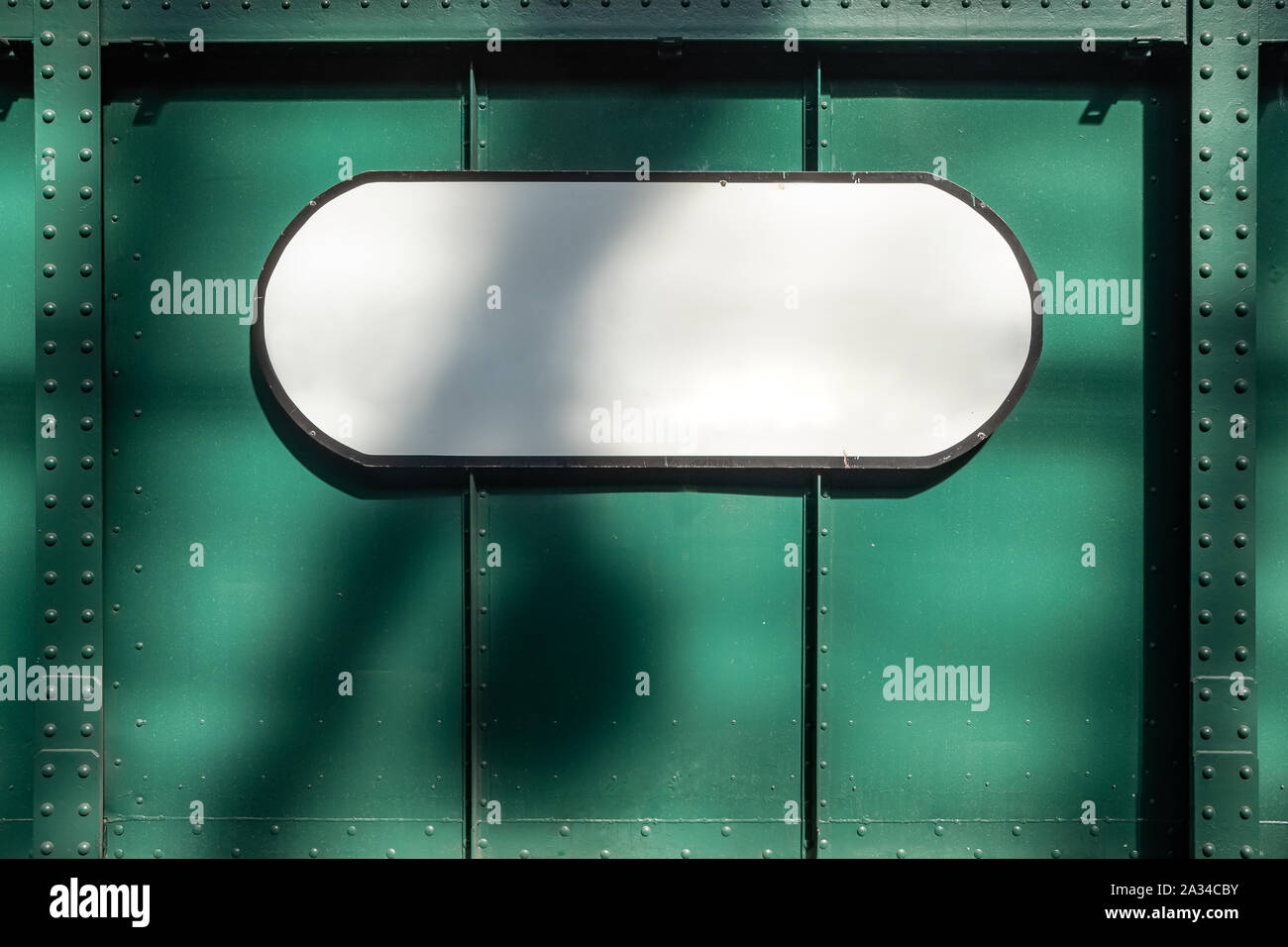 Piastra bianca in astratto di metallo verde sfondo testurizzata con rivetti e viti Foto Stock