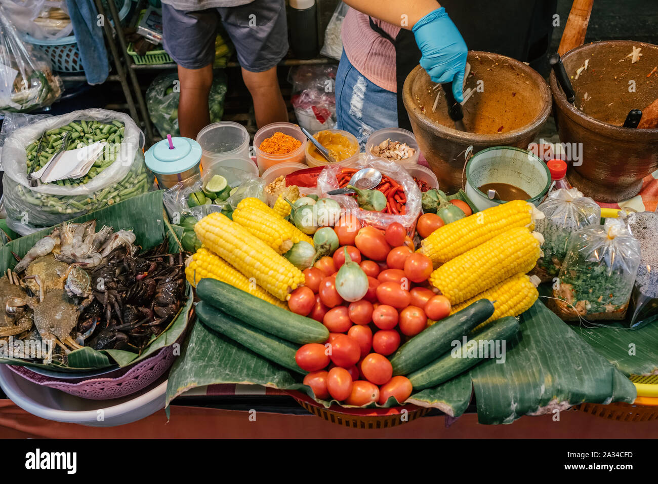 Ingredienti per il team SOM tam o insalata di papaia a livello locale cucina di strada di stallo del fornitore Foto Stock