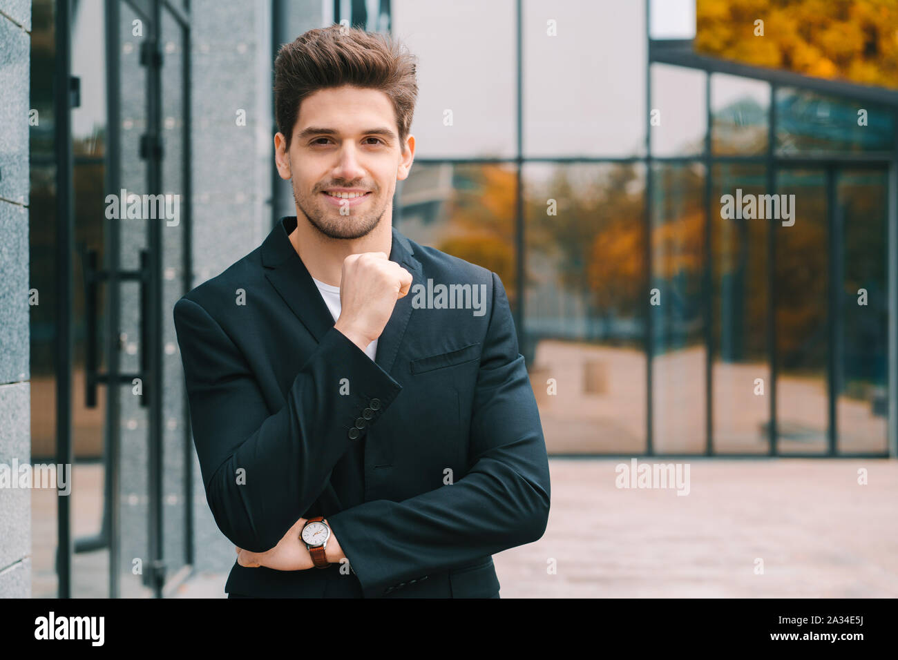 Ritratto di giovane di successo imprenditore fiducioso nella città su edificio per uffici Foto Stock