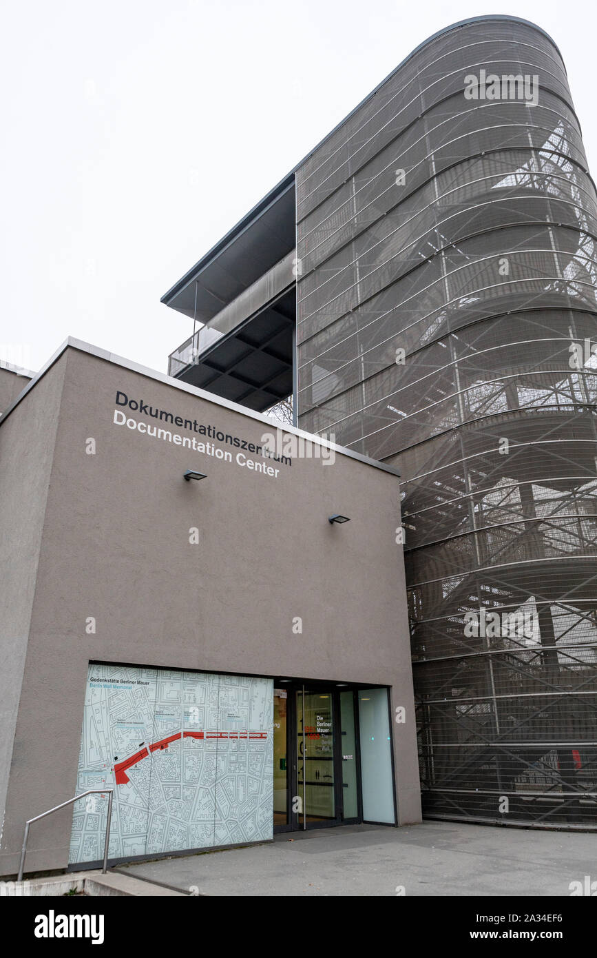 Centro di documentazione presso il Memoriale del Muro di Berlino a Bernauer Strasse, Berlino, Germania (noto come Gedenkstätte Berliner Mauer in tedesco) Foto Stock