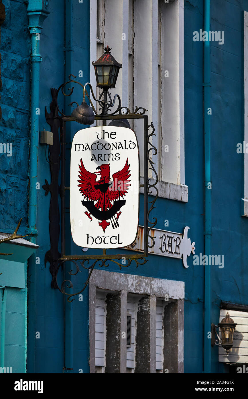 MacDonald Arms Hotel segno sulla fronte del porto in Tobermory sull'Isle of Mull Foto Stock