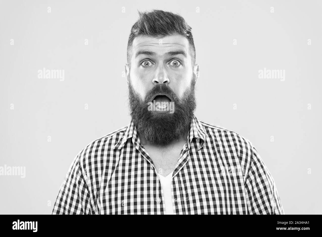 Chiedo ogni volta. Uomo Barbuto hipster chiedendo faccia sfondo giallo vicino. Ragazzo sorpreso faccia espressione. Hipster emotivo espressione sorpreso. Rustico sorpreso macho. Notizia sorprendente. Foto Stock