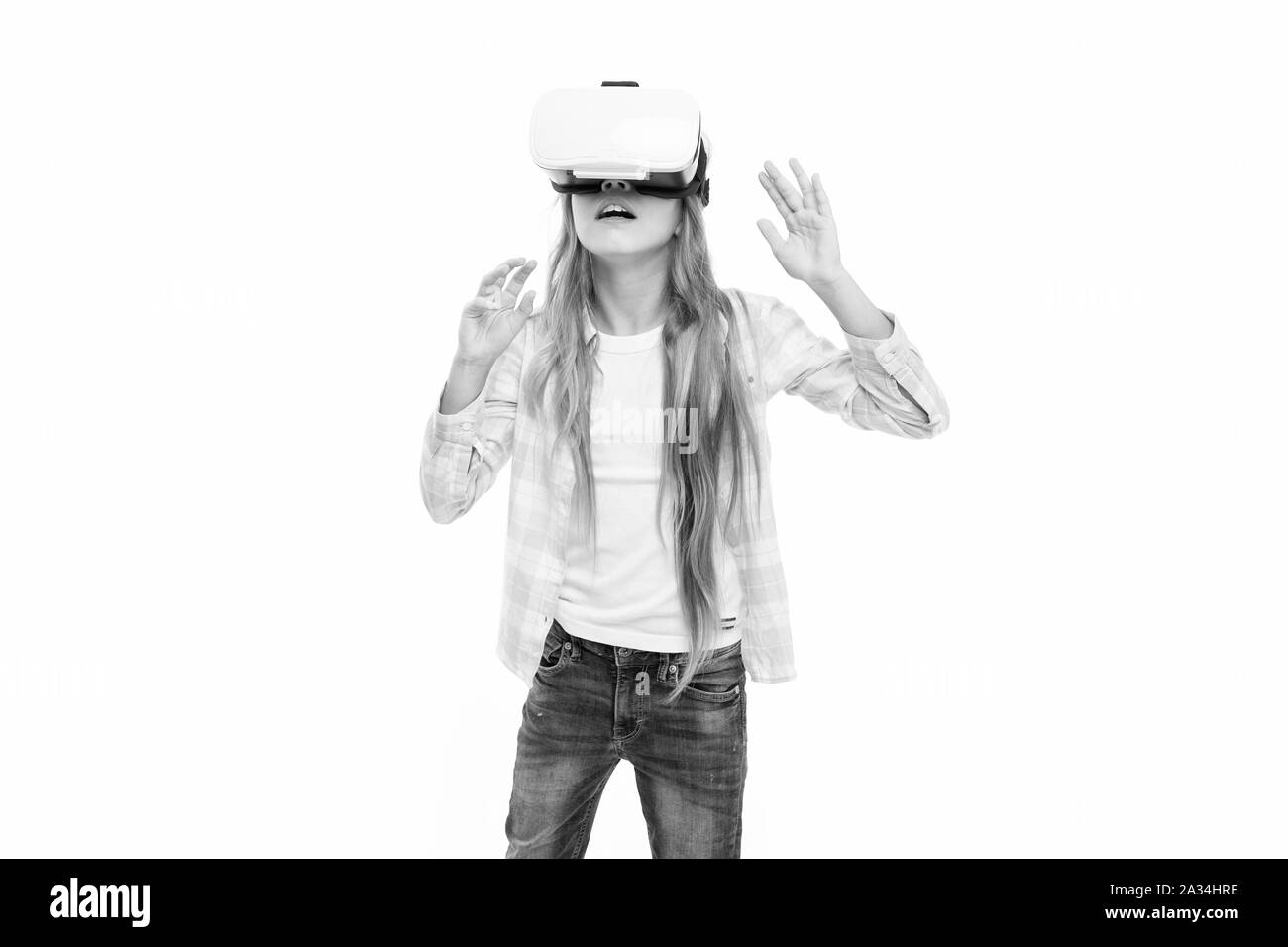 Esplorare il mondo digitale. Ragazza interagire cyber realtà. Giocare cyber game e studio. Istruzione moderna. Istruzione alternativa tecnologia. Formazione virtuale. Usura del capretto hmd esplorare virtuale o di realtà aumentata. Foto Stock