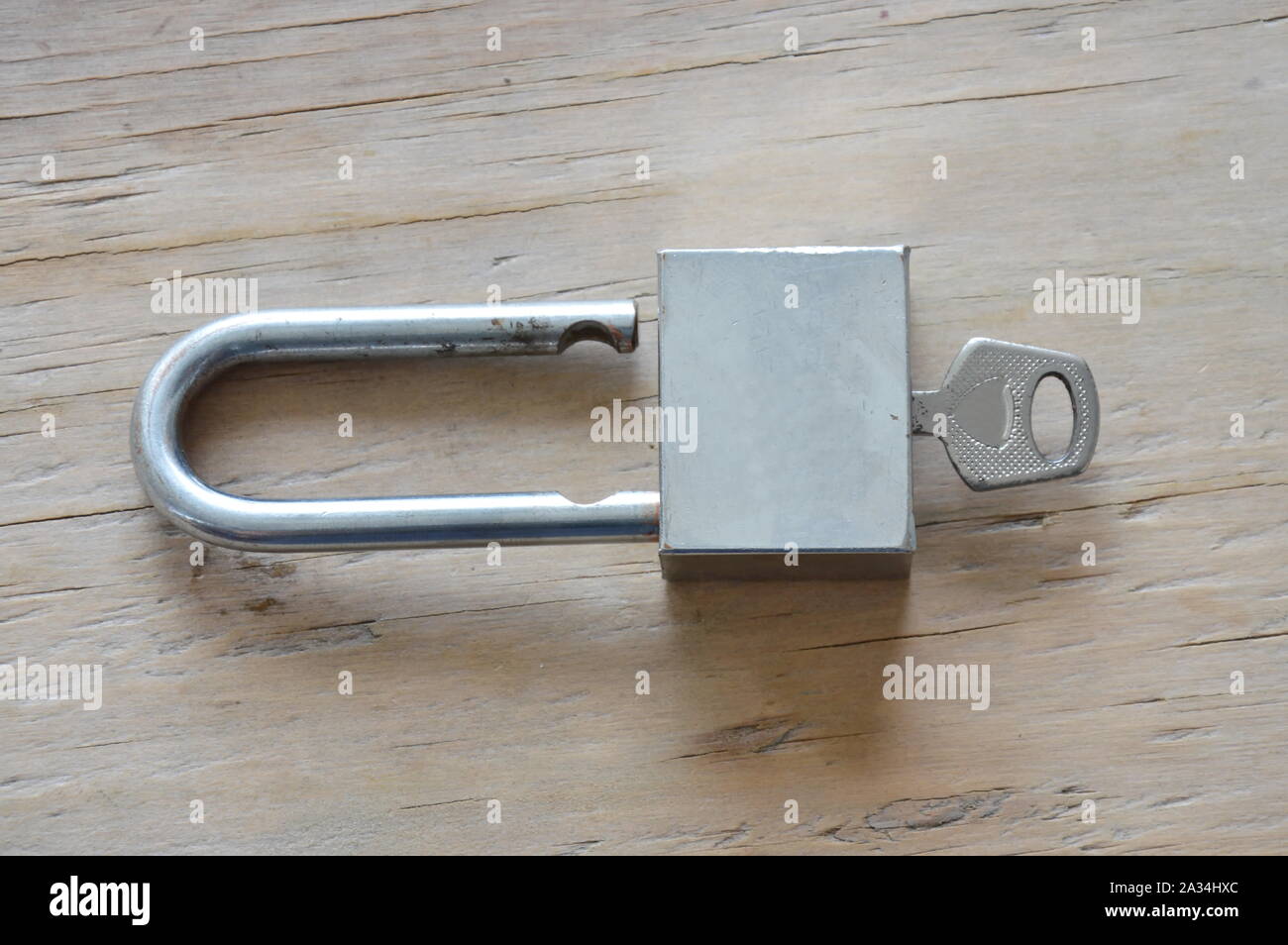 La chiave maestra e chiave per sbloccato sulla tavola di legno Foto Stock