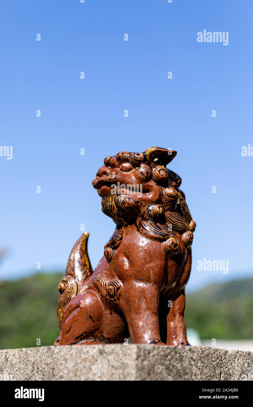 Shisa custode di Lion, ceramica invetriata; Okinawa, in Giappone Foto Stock