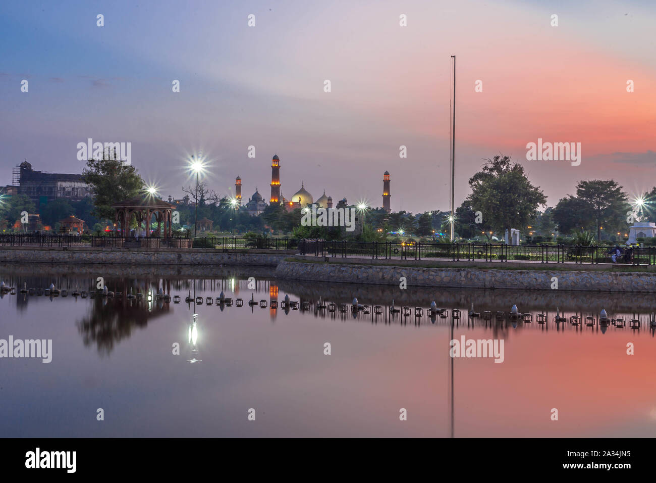 Iqbal Park (Urdu: اقبال پارک‎), precedentemente Minto Park è un parco urbano; dopo il rinnovo e l'espansione il suo nome è maggiore Iqbal Park si trova a Lahore. Foto Stock