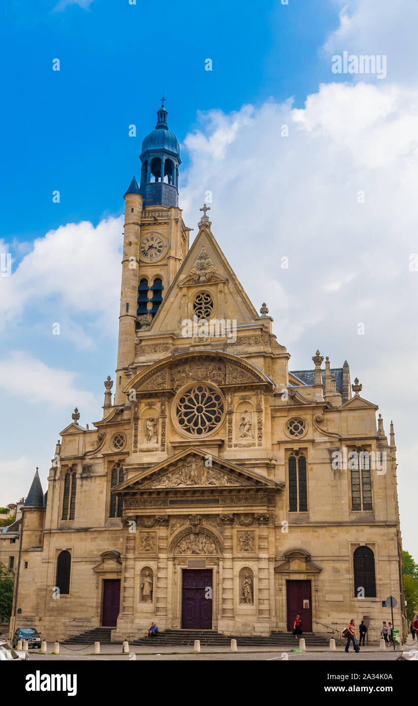 Un grande ritratto vista frontale del Saint-Étienne-du-Mont chiesa, situato sulle Montagne Sainte-Geneviève nel quinto arrondissement di Parigi in Francia su... Foto Stock