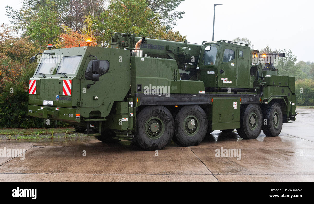Trauen, Germania. Xxv Sep, 2019. Un recupero protetta veicolo gru del tipo "G-BKF' sorge su un luogo durante la formazione informatica esercizio "Operazioni di Terra 2019'. Credito: Philipp Schulze/dpa/Alamy Live News Foto Stock