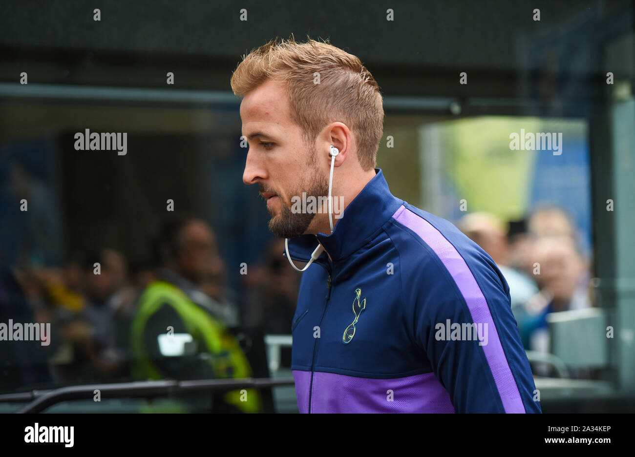 Brighton UK 5th ottobre - Harry Kane of Spurs arriva per la partita della Premier League tra Brighton e Hove Albion e Tottenham Hotspur allo stadio Amex Photo Simon Dack /Telephoto Images. - Solo per uso editoriale. Nessun merchandising. Per le immagini di calcio si applicano le restrizioni di fa e Premier League inc. Nessun utilizzo di Internet/cellulare senza licenza FAPL - per i dettagli contattare Football Dataco : Credit Simon Dack TPI / Alamy Live News Foto Stock