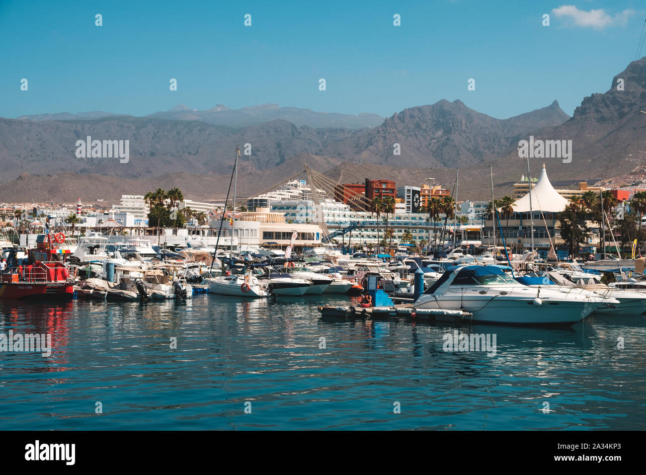 Tenerife, Spagna - Agosto, 2019: molte barche a motore, barche a vela e yacht harbour in Tenerife Foto Stock