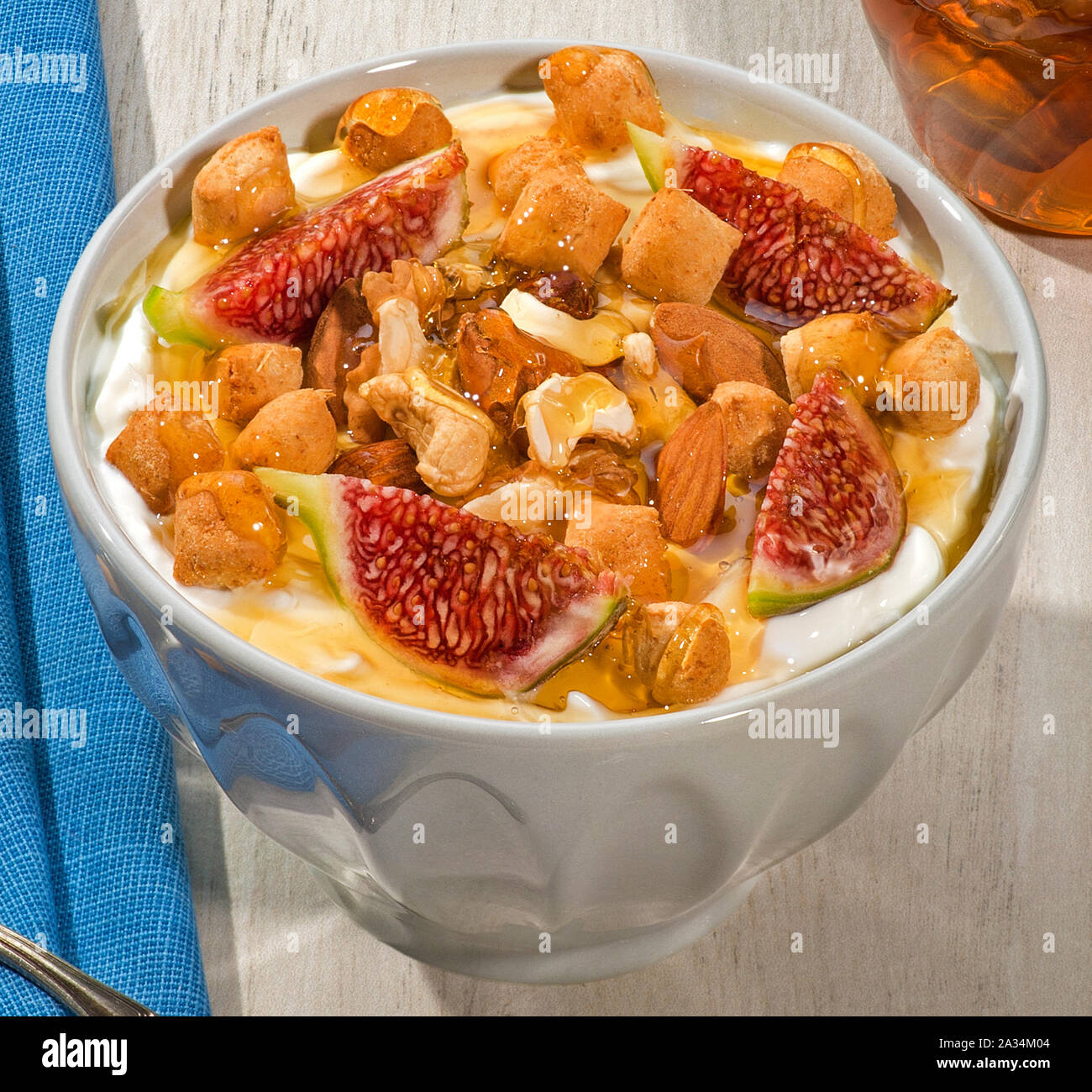 Yogurt con frutta fresca,noci e miele Foto Stock