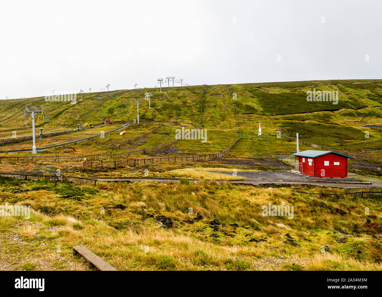 Una vista di vuoto Lecht ski center, piste e impianti di risalita durante l'autunno, Cairngorms National Park, Scozia Foto Stock
